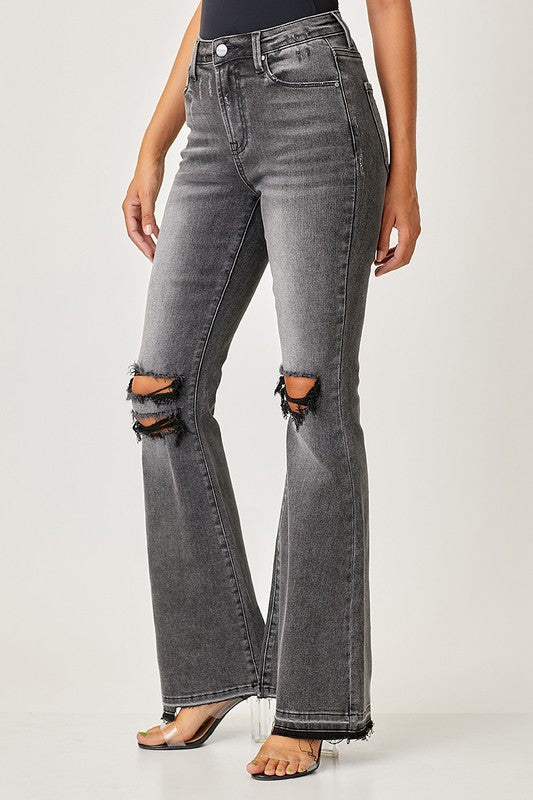 "Svarta damjeans med hög midja och faded flair design, perfekt för vardagsbruk, av slitstark denim i relaxed passform."