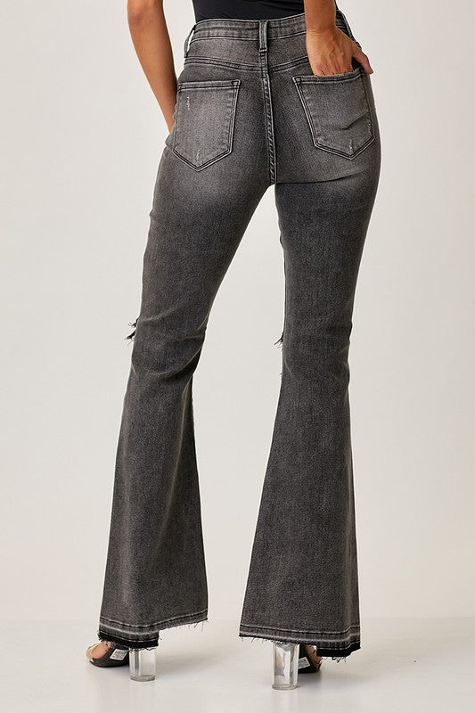 "Svarta damjeans med hög midja och faded flair design, perfekt för vardagsbruk, av slitstark denim i relaxed passform."