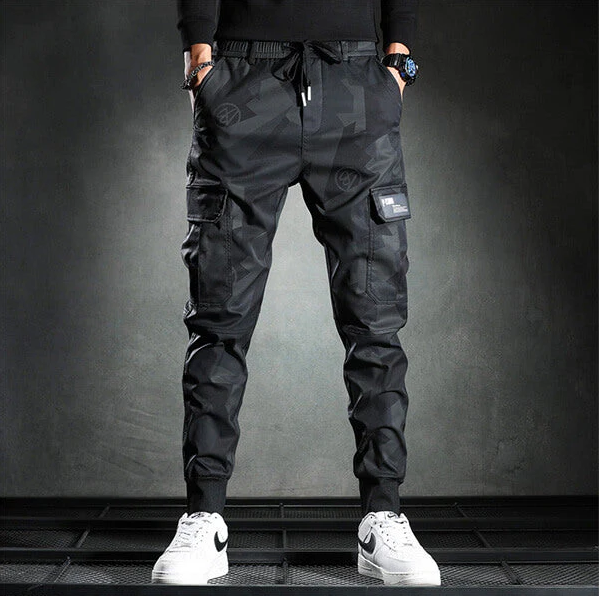 "Svarta herr slim-fit byxor, elegant modern design, perfekta för både formella och avslappnade tillfällen."