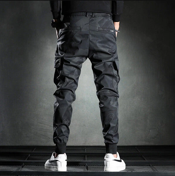 "Svarta herr slim-fit byxor, elegant modern design, perfekta för både formella och avslappnade tillfällen."
