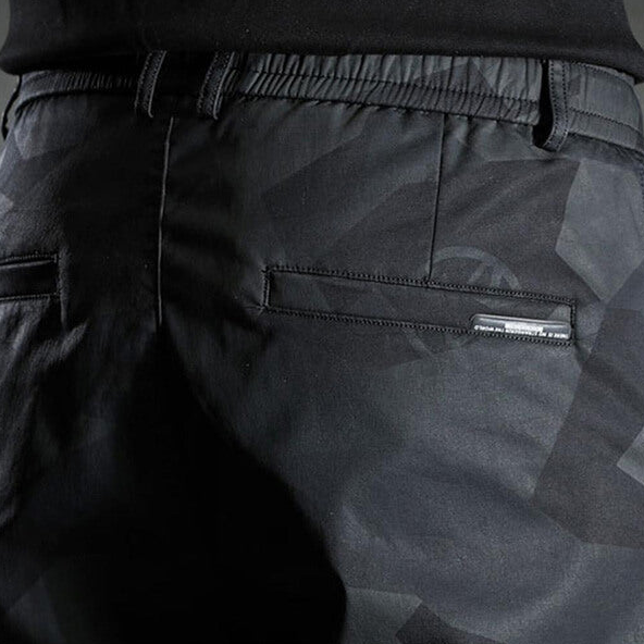 "Svarta herr slim-fit byxor, elegant modern design, perfekta för både formella och avslappnade tillfällen."