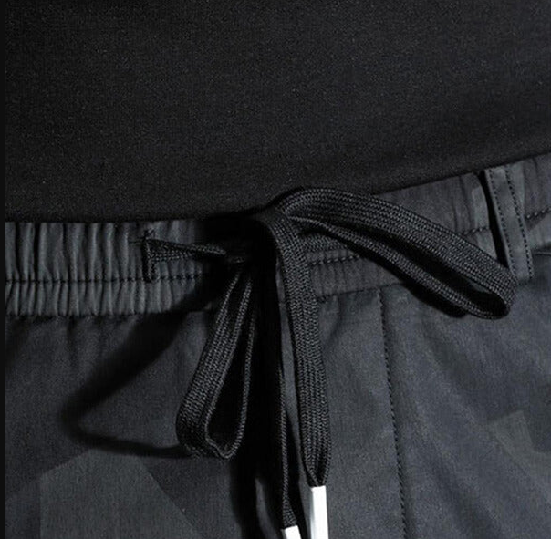 "Svarta herr slim-fit byxor, elegant modern design, perfekta för både formella och avslappnade tillfällen."