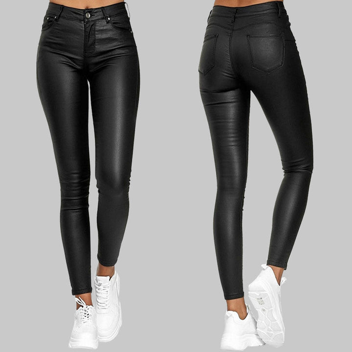 "Svarta slim fit damkonstläderbyxor med hög midja, trendig och chic design för moderna kvinnor."