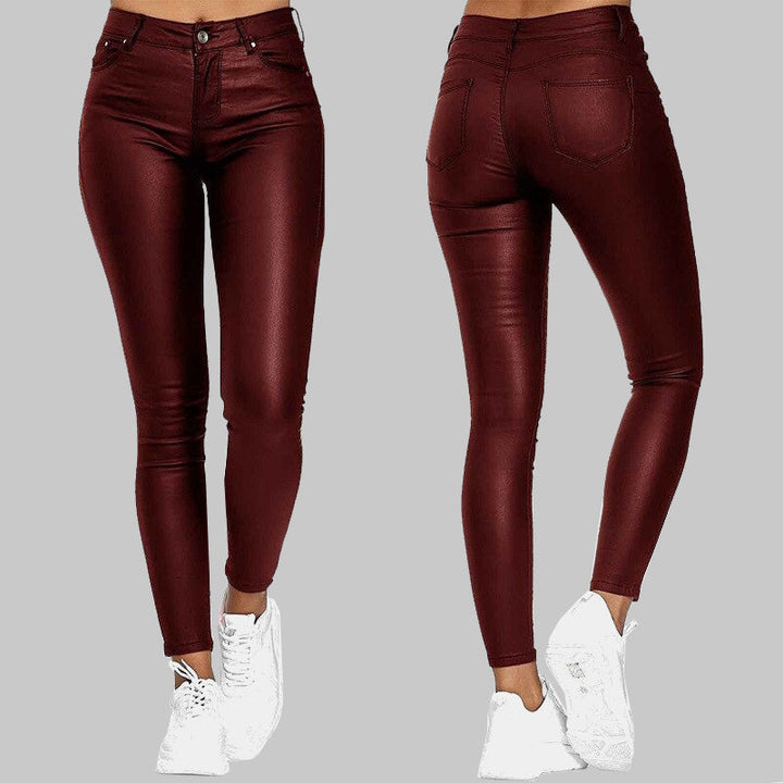 "Svarta slim fit damkonstläderbyxor med hög midja, trendig och chic design för moderna kvinnor."