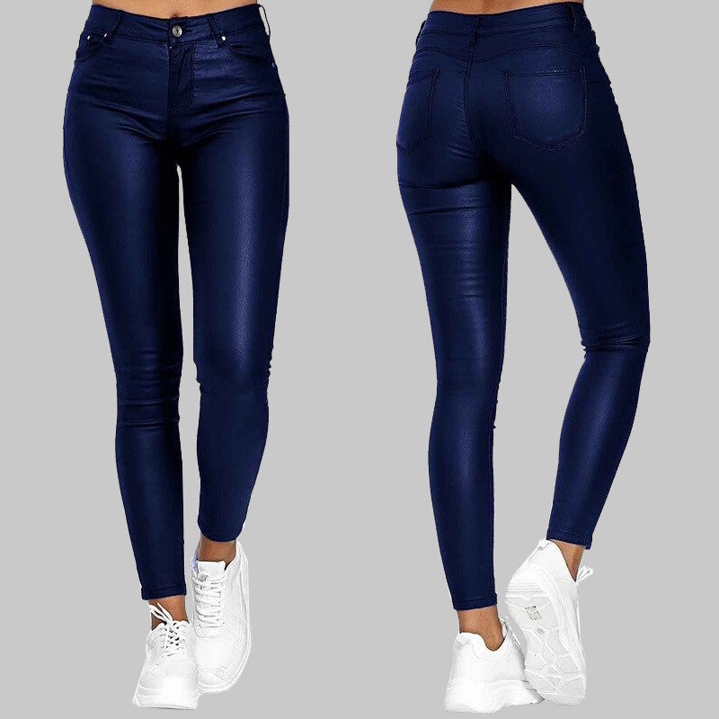 "Svarta slim fit damkonstläderbyxor med hög midja, trendig och chic design för moderna kvinnor."