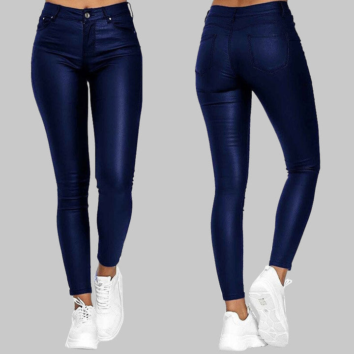 "Svarta slim fit damkonstläderbyxor med hög midja, trendig och chic design för moderna kvinnor."