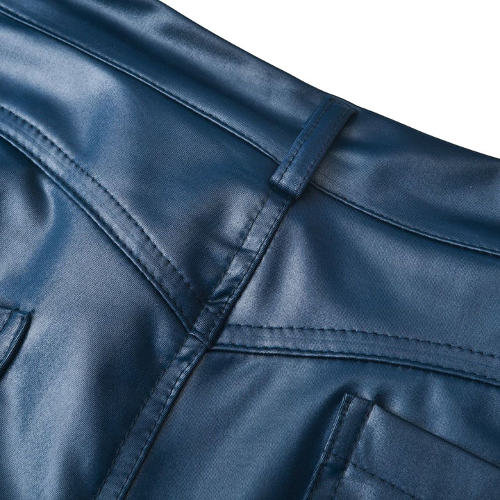 "Svarta slim fit damkonstläderbyxor med hög midja, trendig och chic design för moderna kvinnor."