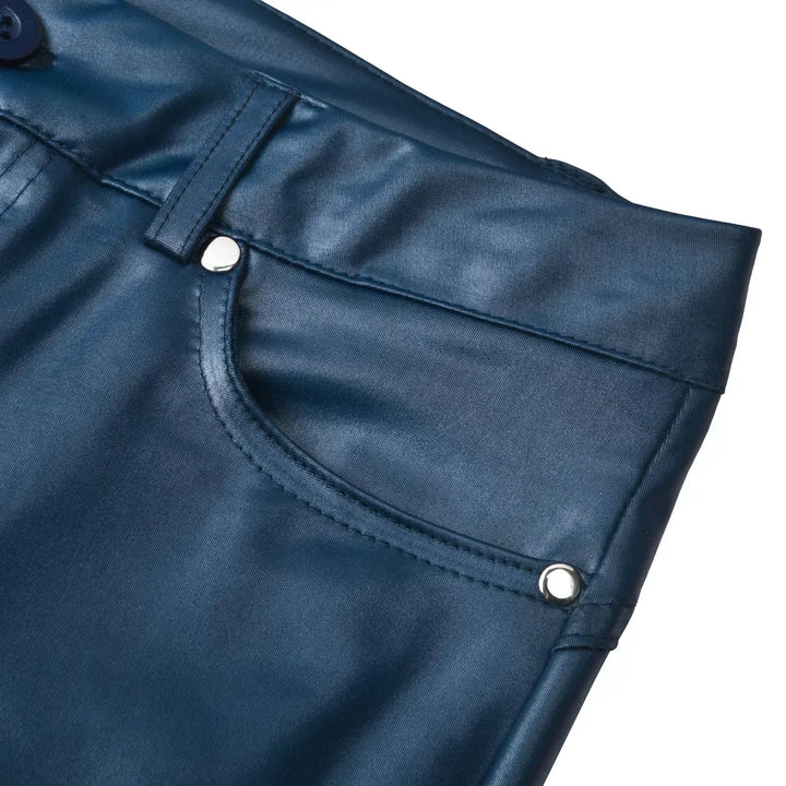 "Svarta slim fit damkonstläderbyxor med hög midja, trendig och chic design för moderna kvinnor."