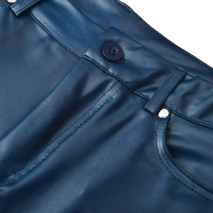 "Svarta slim fit damkonstläderbyxor med hög midja, trendig och chic design för moderna kvinnor."