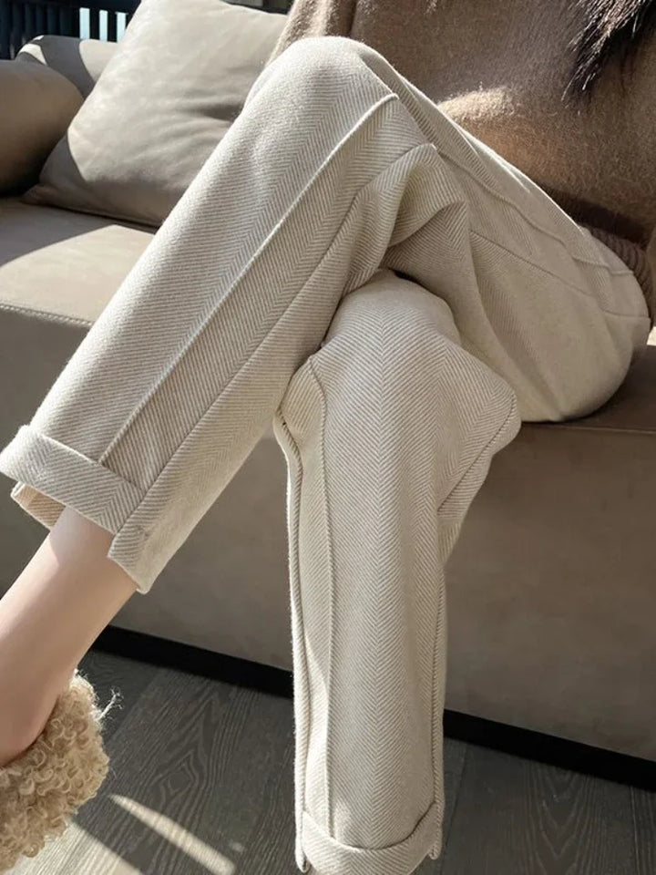 Svarta vida dambyxor i polyester, framsida, elegant och bekväm design för moderna kvinnor, perf för alla tillfällen.