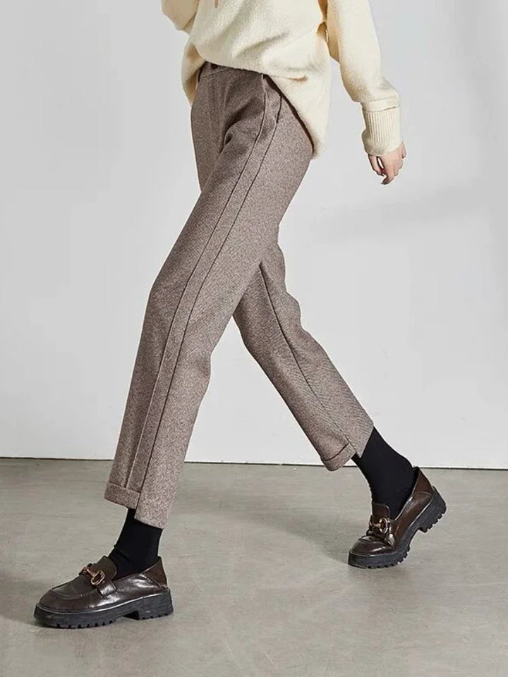Svarta vida dambyxor i polyester, framsida, elegant och bekväm design för moderna kvinnor, perf för alla tillfällen.