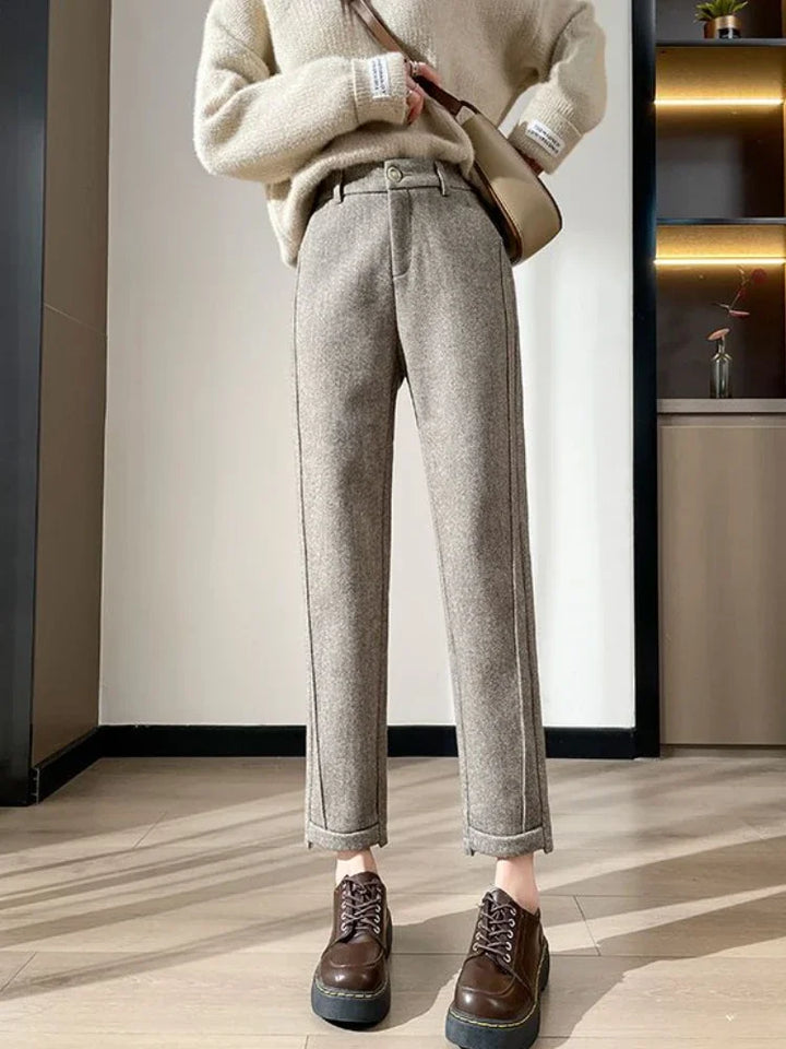 Svarta vida dambyxor i polyester, framsida, elegant och bekväm design för moderna kvinnor, perf för alla tillfällen.