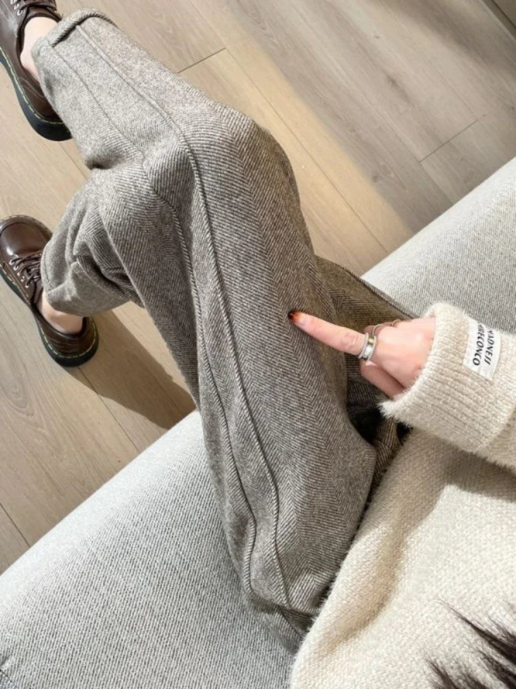 Svarta vida dambyxor i polyester, framsida, elegant och bekväm design för moderna kvinnor, perf för alla tillfällen.