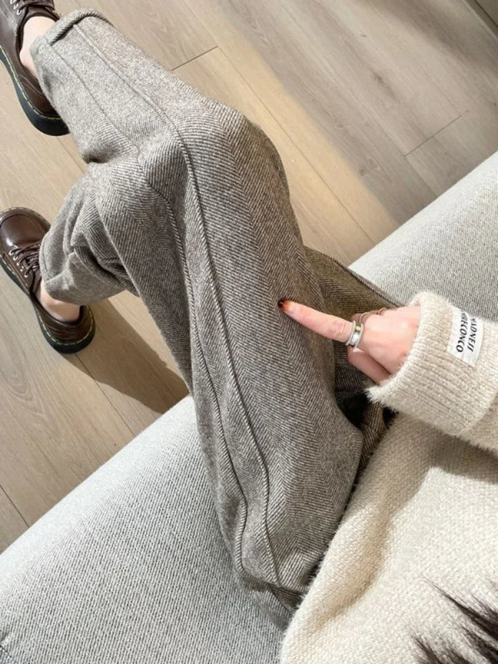 Svarta vida dambyxor i polyester, framsida, elegant och bekväm design för moderna kvinnor, perf för alla tillfällen.