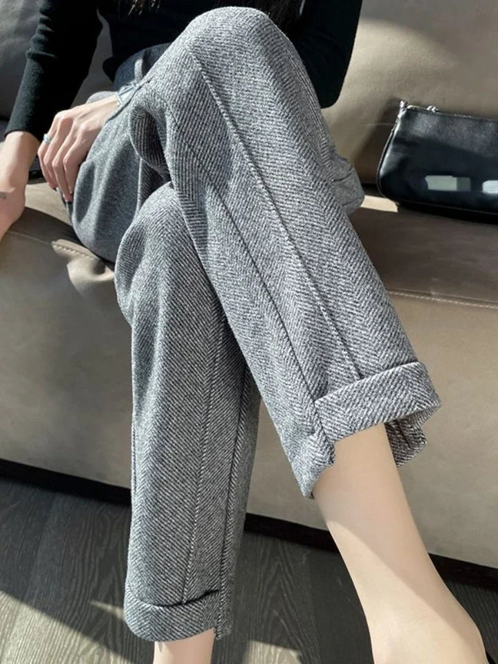 Svarta vida dambyxor i polyester, framsida, elegant och bekväm design för moderna kvinnor, perf för alla tillfällen.