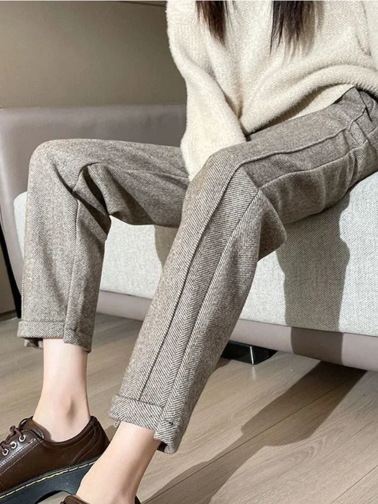 Svarta vida dambyxor i polyester, framsida, elegant och bekväm design för moderna kvinnor, perf för alla tillfällen.
