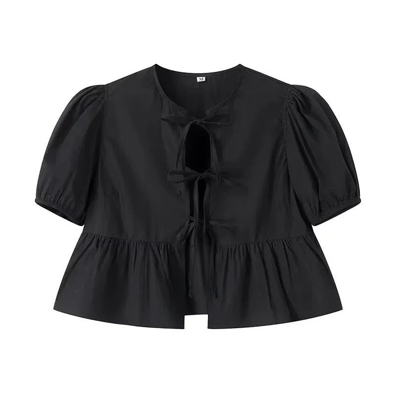 "Svartvit ruffle crop top med framtid rosett, puffärmar och elegant design, perfekt för kvinnor som älskar stilrena toppar."