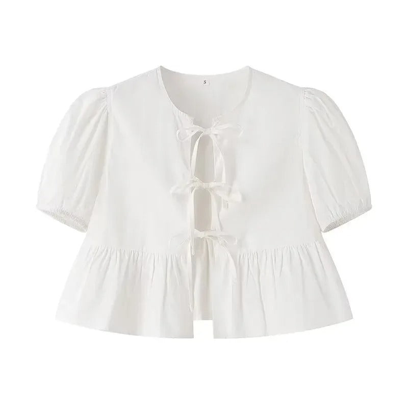 "Svartvit ruffle crop top med framtid rosett, puffärmar och elegant design, perfekt för kvinnor som älskar stilrena toppar."