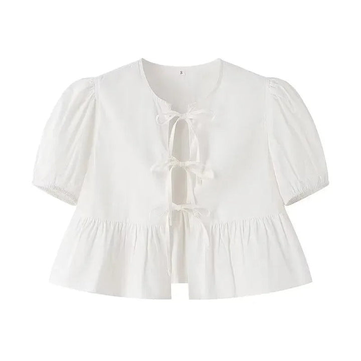 "Svartvit ruffle crop top med framtid rosett, puffärmar och elegant design, perfekt för kvinnor som älskar stilrena toppar."