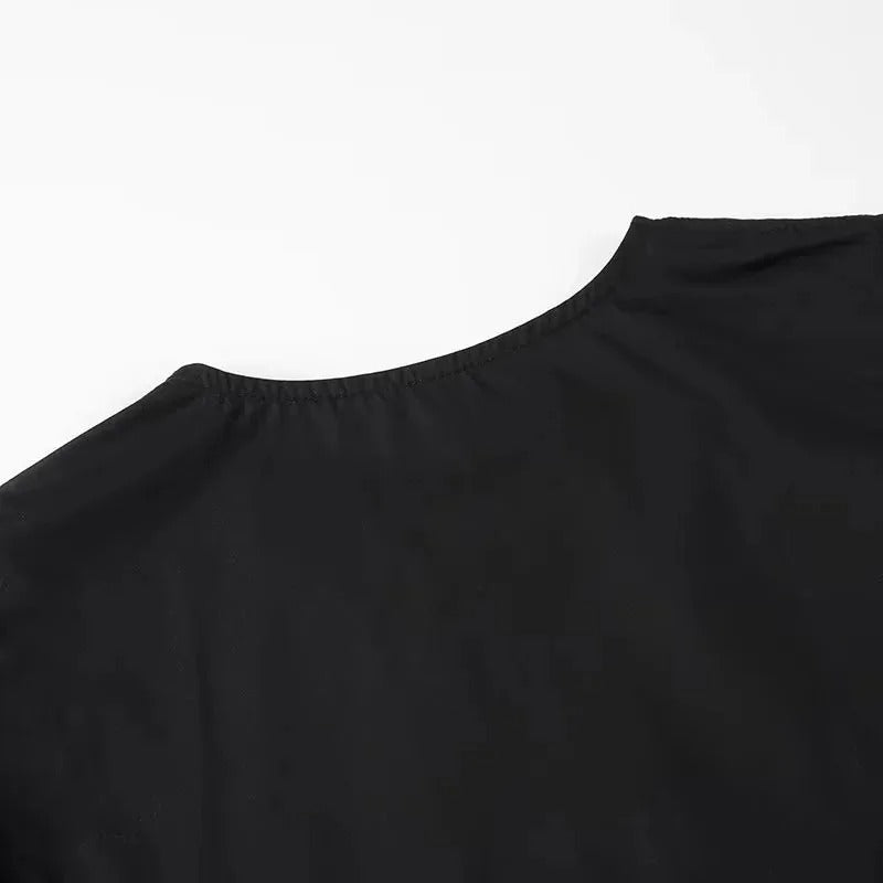 "Svartvit ruffle crop top med framtid rosett, puffärmar och elegant design, perfekt för kvinnor som älskar stilrena toppar."
