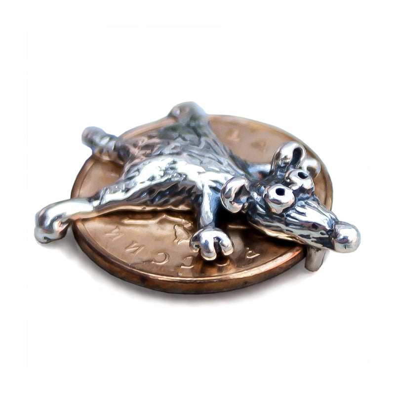 "Talisman i legering med muscharm, rund design med detaljrik mus på mynt. Accessoar ger lycka, skydd och stil."