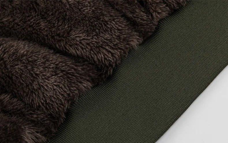 "Tjock plysch bomberjacka för män med huva, beige färg, quiltad yta, med pälskant för modern stil."