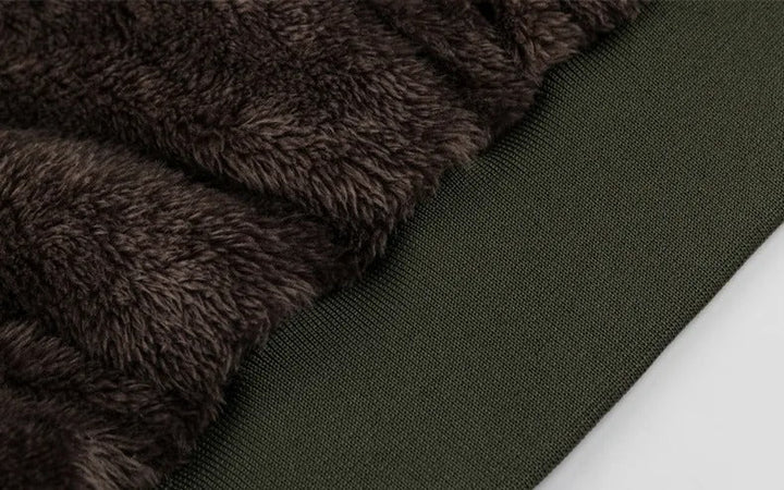 "Tjock plysch bomberjacka för män med huva, beige färg, quiltad yta, med pälskant för modern stil."