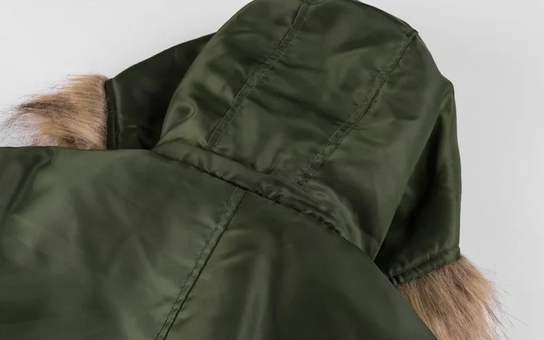 "Tjock plysch bomberjacka för män med huva, beige färg, quiltad yta, med pälskant för modern stil."