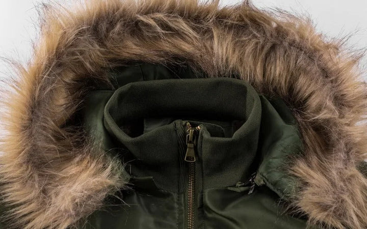 "Tjock plysch bomberjacka för män med huva, beige färg, quiltad yta, med pälskant för modern stil."