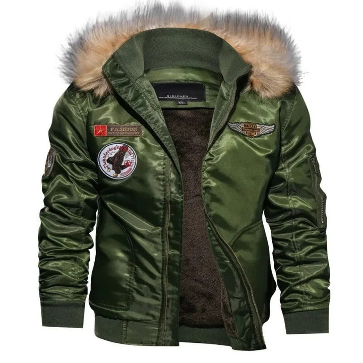 "Tjock plysch bomberjacka för män med huva, beige färg, quiltad yta, med pälskant för modern stil."