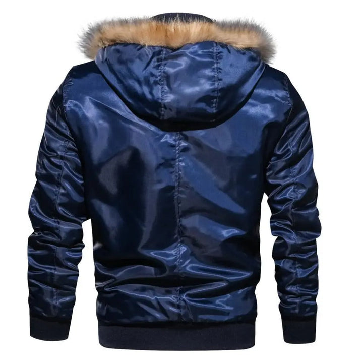 "Tjock plysch bomberjacka för män med huva, beige färg, quiltad yta, med pälskant för modern stil."
