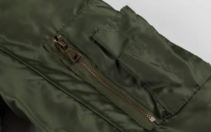 "Tjock plysch bomberjacka för män med huva, beige färg, quiltad yta, med pälskant för modern stil."