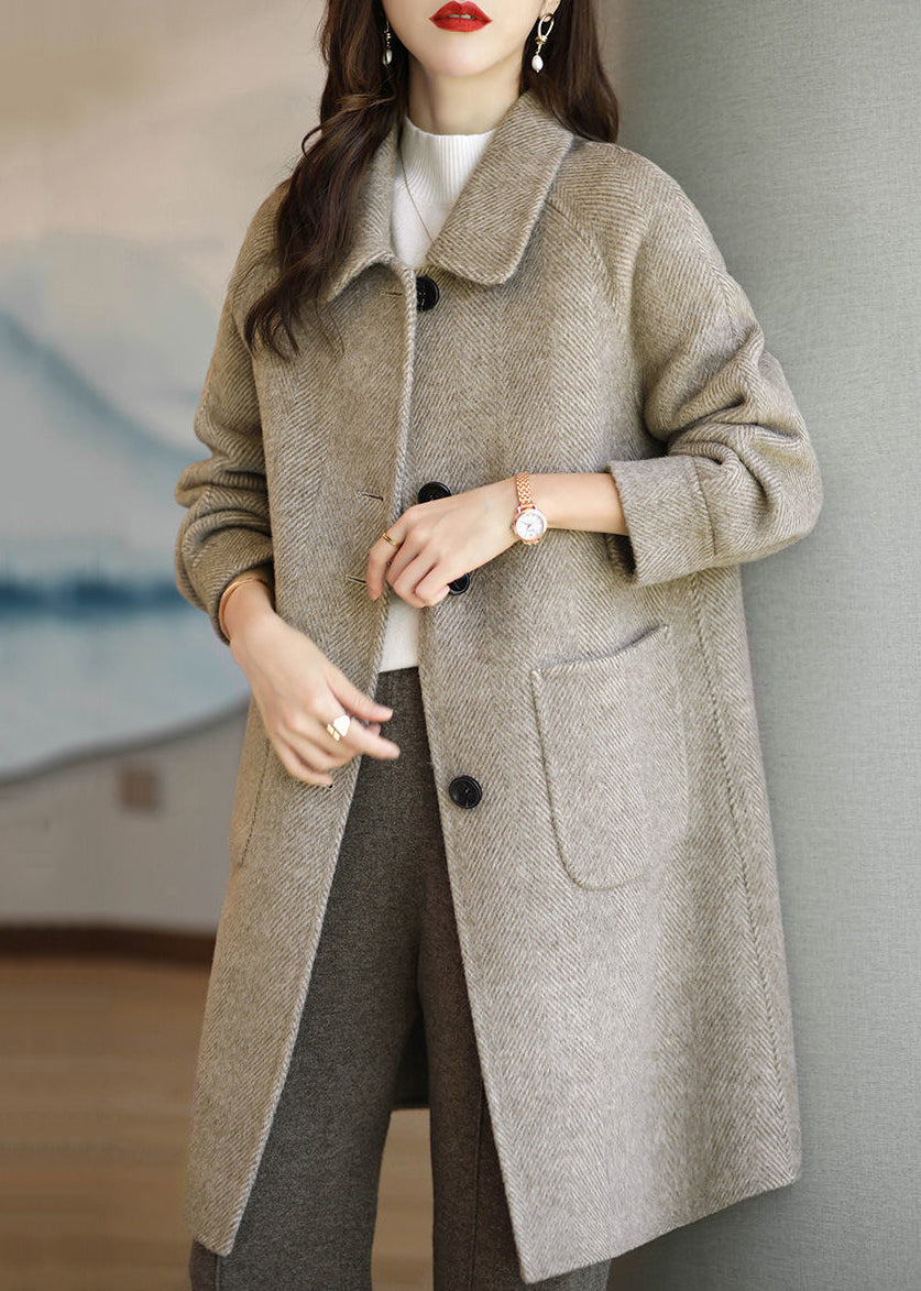 "Tjock yllerock för kvinnor med unik patchwork-design och knappfickor, perfekt för höst och vinter, elegant och varm."