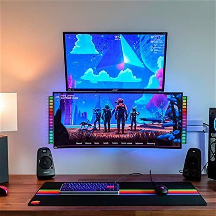 "Trådlös ljudaktiverad RGB ljuslist i svart, reagerar på musik med färgat sken och skapar dynamisk atmosfär."