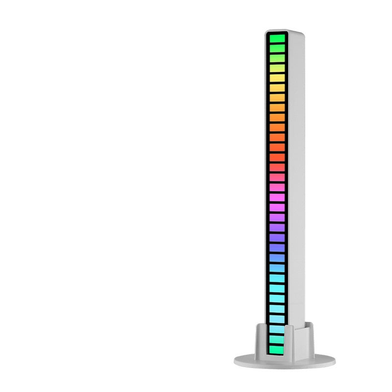 "Trådlös ljudaktiverad RGB ljuslist i svart, reagerar på musik med färgat sken och skapar dynamisk atmosfär."