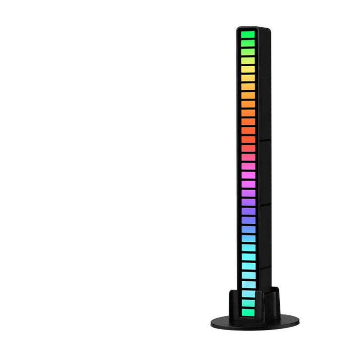 "Trådlös ljudaktiverad RGB ljuslist i svart, reagerar på musik med färgat sken och skapar dynamisk atmosfär."