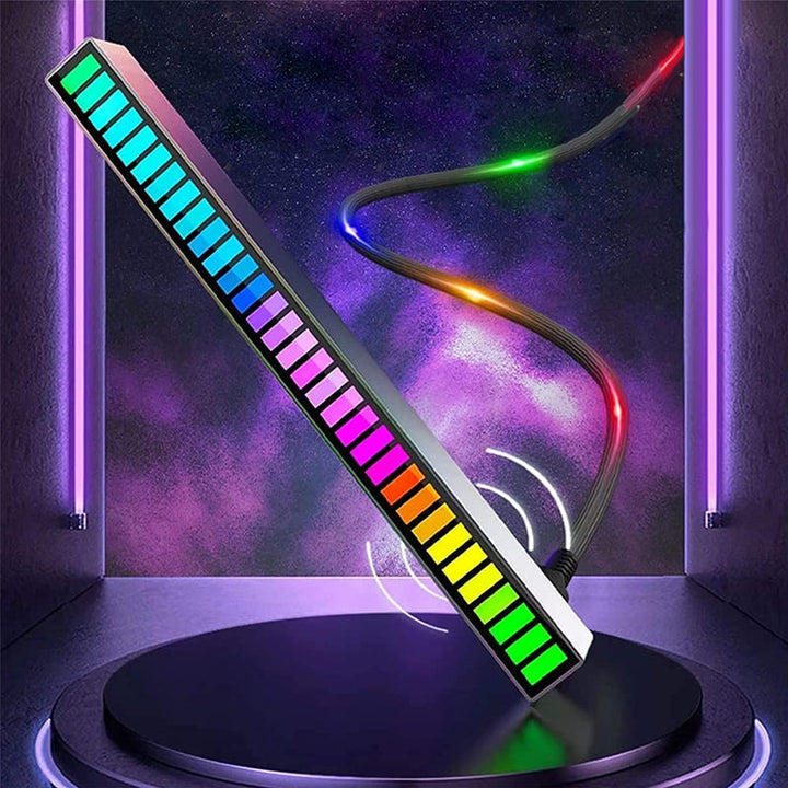 "Trådlös ljudaktiverad RGB ljuslist i svart, reagerar på musik med färgat sken och skapar dynamisk atmosfär."