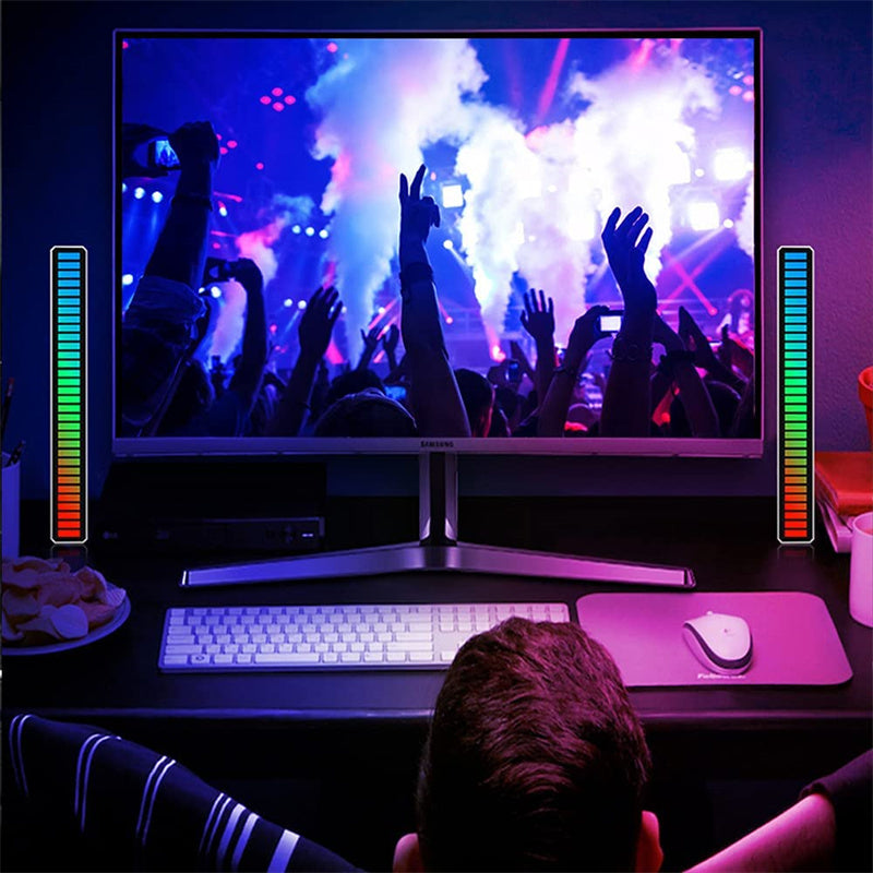"Trådlös ljudaktiverad RGB ljuslist i svart, reagerar på musik med färgat sken och skapar dynamisk atmosfär."