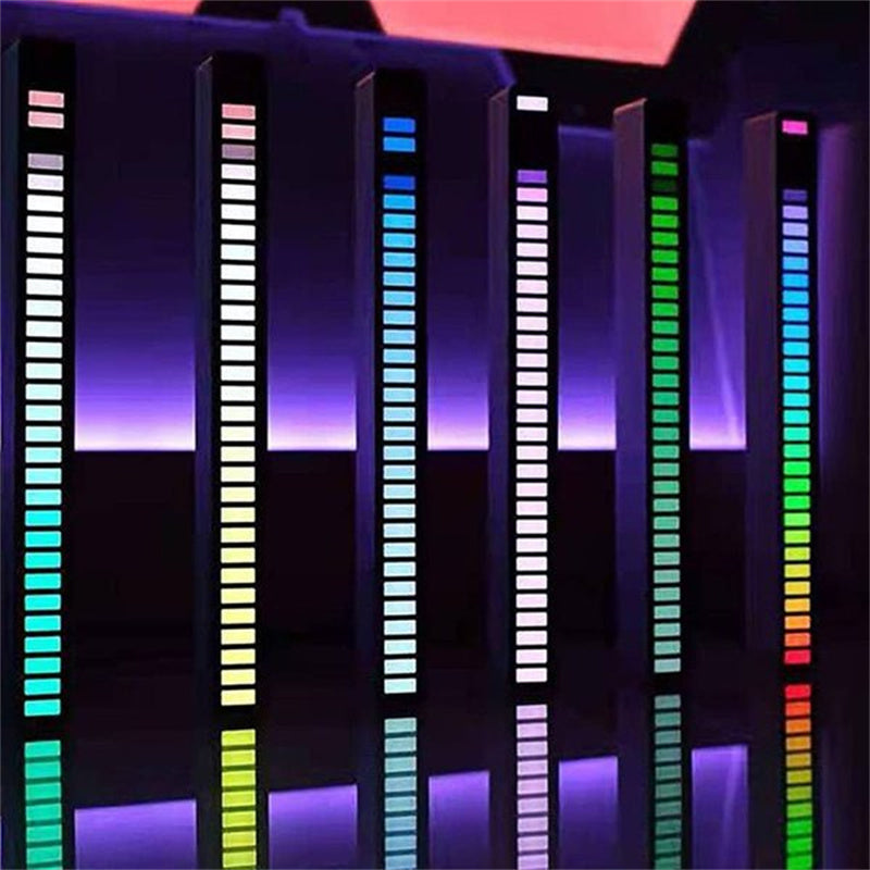 "Trådlös ljudaktiverad RGB ljuslist i svart, reagerar på musik med färgat sken och skapar dynamisk atmosfär."