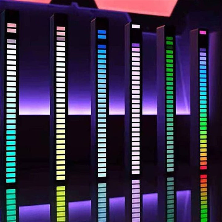 "Trådlös ljudaktiverad RGB ljuslist i svart, reagerar på musik med färgat sken och skapar dynamisk atmosfär."
