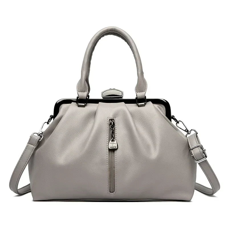 "Trendig dam crossbody väska av PU-läder i beige med justerbar axelrem, elegant design och praktisk storlek."