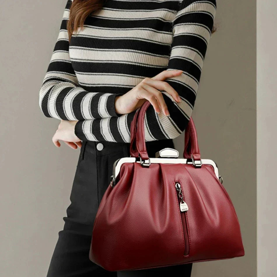 "Trendig dam crossbody väska av PU-läder i beige med justerbar axelrem, elegant design och praktisk storlek."