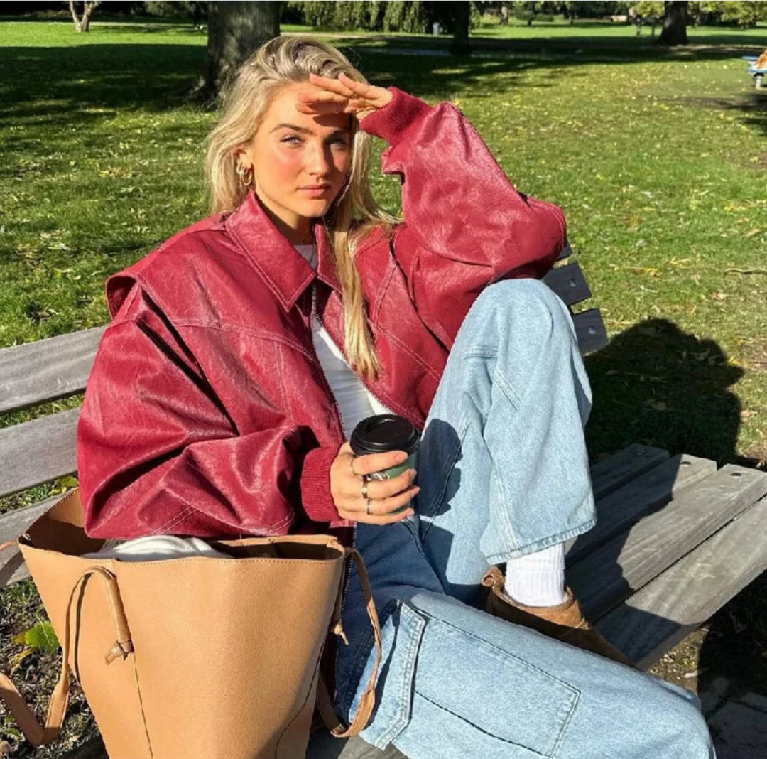 "Trendig dam oversized bomberjacka med varm foder, ribbstickad krage och kontrastsömmar, perfekt för kyligt väder."
