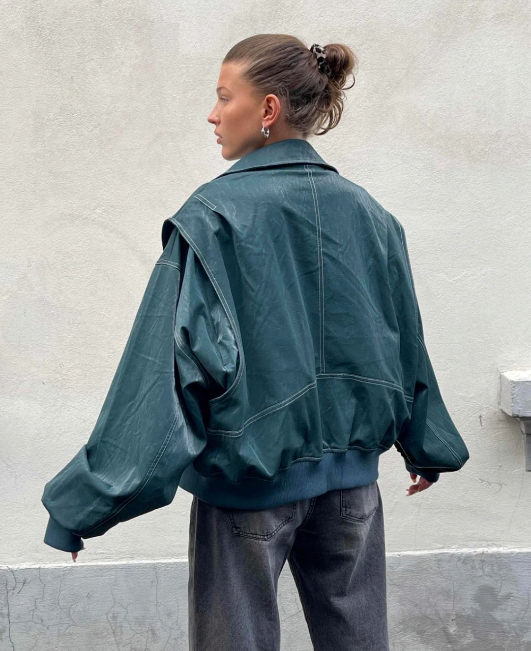 "Trendig dam oversized bomberjacka med varm foder, ribbstickad krage och kontrastsömmar, perfekt för kyligt väder."
