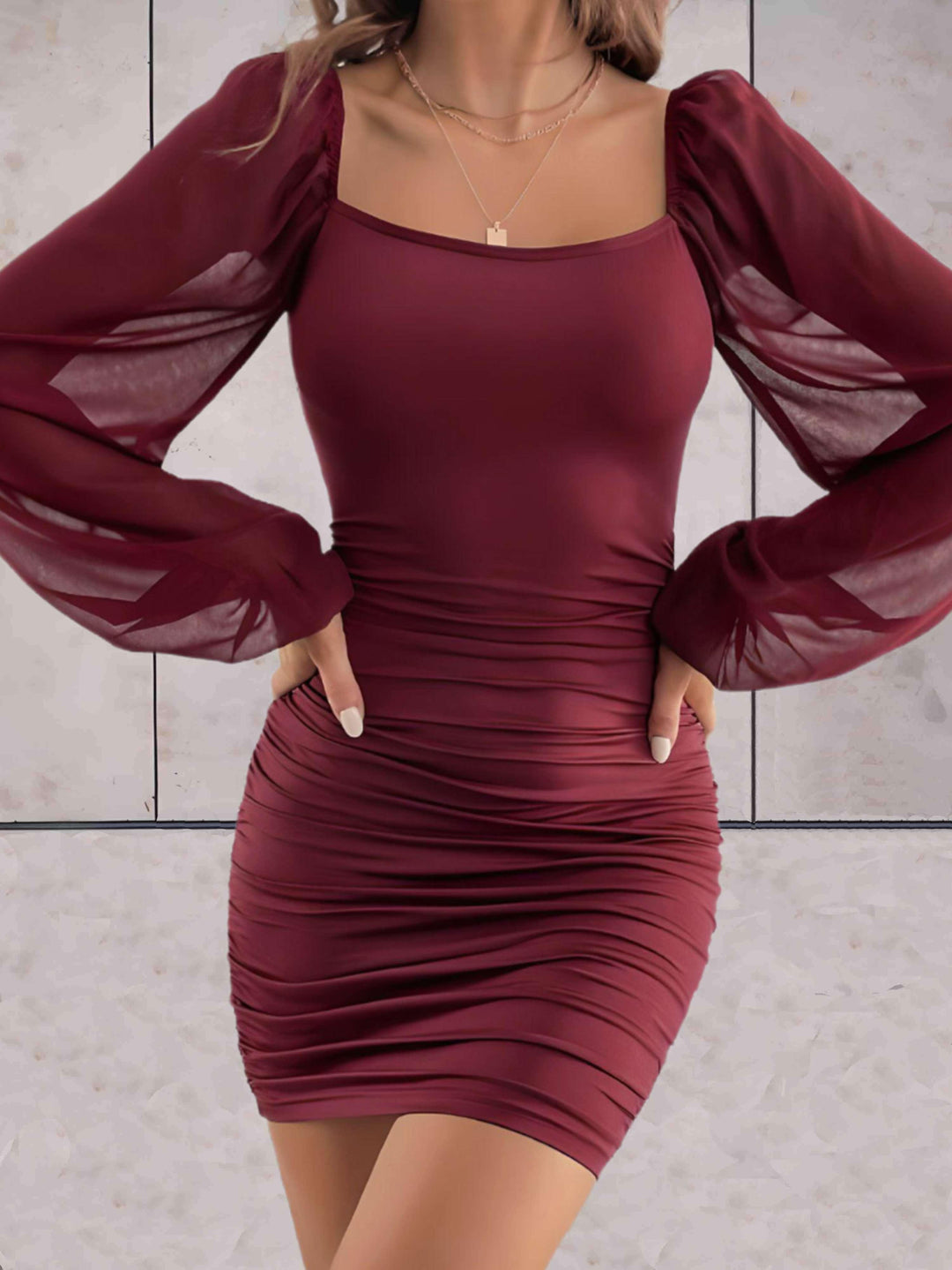 Trendig damklänning i minilängd med breda ärmar, elegant stil, perfekt för att framhäva mode och skönhet vid alla tillfällen.