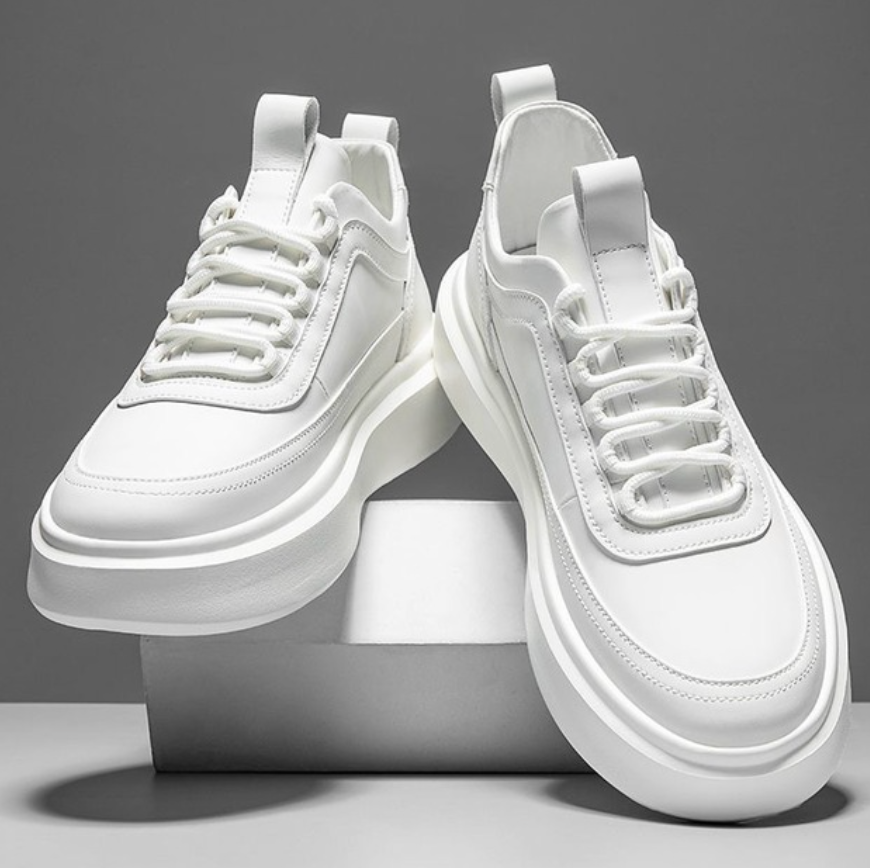 Trendig herr sneakers i PU-läder, vit/brun färg, stilren design, bekväm passform med vadderad sula för komfort.
