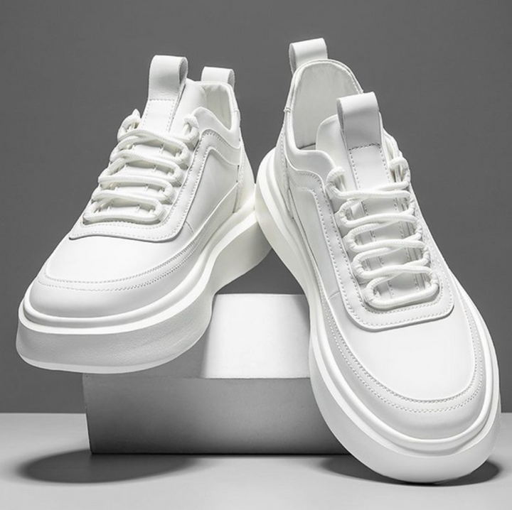 Trendig herr sneakers i PU-läder, vit/brun färg, stilren design, bekväm passform med vadderad sula för komfort.