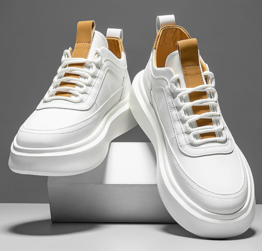 Trendig herr sneakers i PU-läder, vit/brun färg, stilren design, bekväm passform med vadderad sula för komfort.