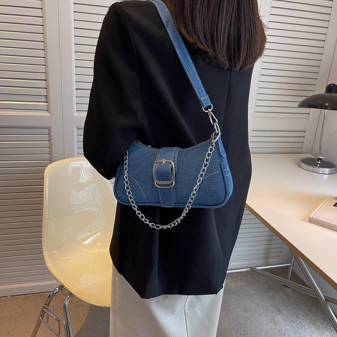 "Trendig och praktisk denim crossbody-väska för kvinnor, kompakt design med justerbar rem för dagligt bruk."