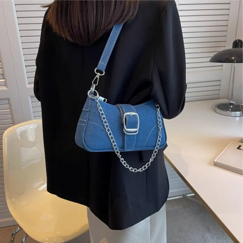 "Trendig och praktisk denim crossbody-väska för kvinnor, kompakt design med justerbar rem för dagligt bruk."